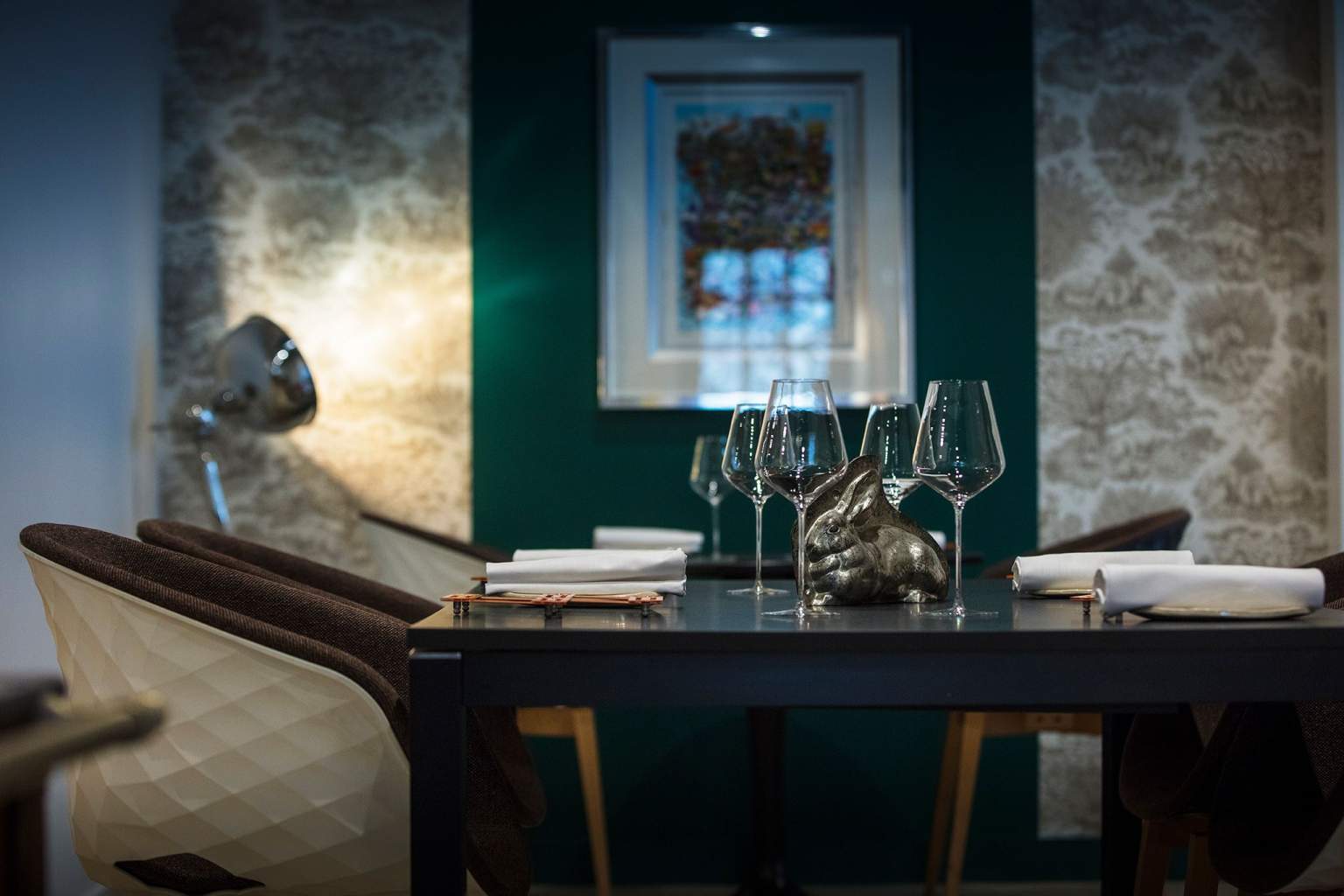 Salle du restaurant l'Auberge de l'Abbaye à Ambronay dans l'Ain "AAA", restaurant 1 étoile au Guide Michelin depuis 2012.