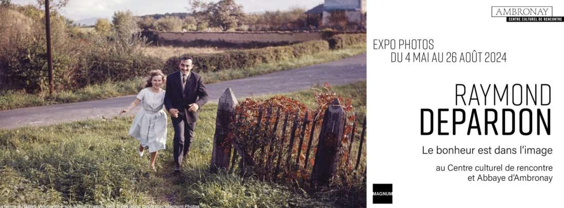 Figure incontournable de l’art photographique, Raymond Depardon pose sur le monde un regard d’auteur et d’artiste sensible et bienveillant depuis plus de 60 ans.<br />
Du photo-reportage de ses débuts à ses portraits du monde rural, de l’espace privé à l’espace public, du noir et blanc à la couleur, Raymond Depardon présente une sélection personnelle et intime : 95 de ses images les plus marquantes pour aborder son regard sur un monde en mouvement. Une œuvre inestimable dans le cadre majestueux de l'Abbaye d'Ambronay.<br />
Un espace ludique pour les enfants est disponible au cœur de l'exposition.