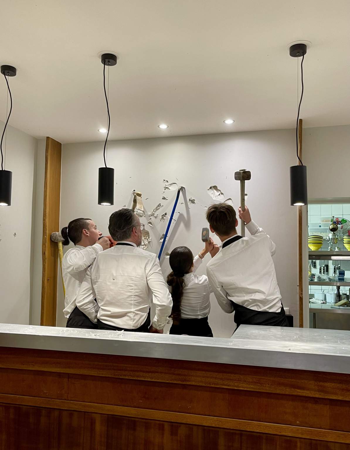 ON CASSE TOUT ! Votre restaurant l'Auberge de l'Abbaye AAA sera fermé pour travaux jusqu'au 8 juillet. Réouverture samedi 9 juillet au service du déjeuner. Au plaisir de vous recevoir très vite !